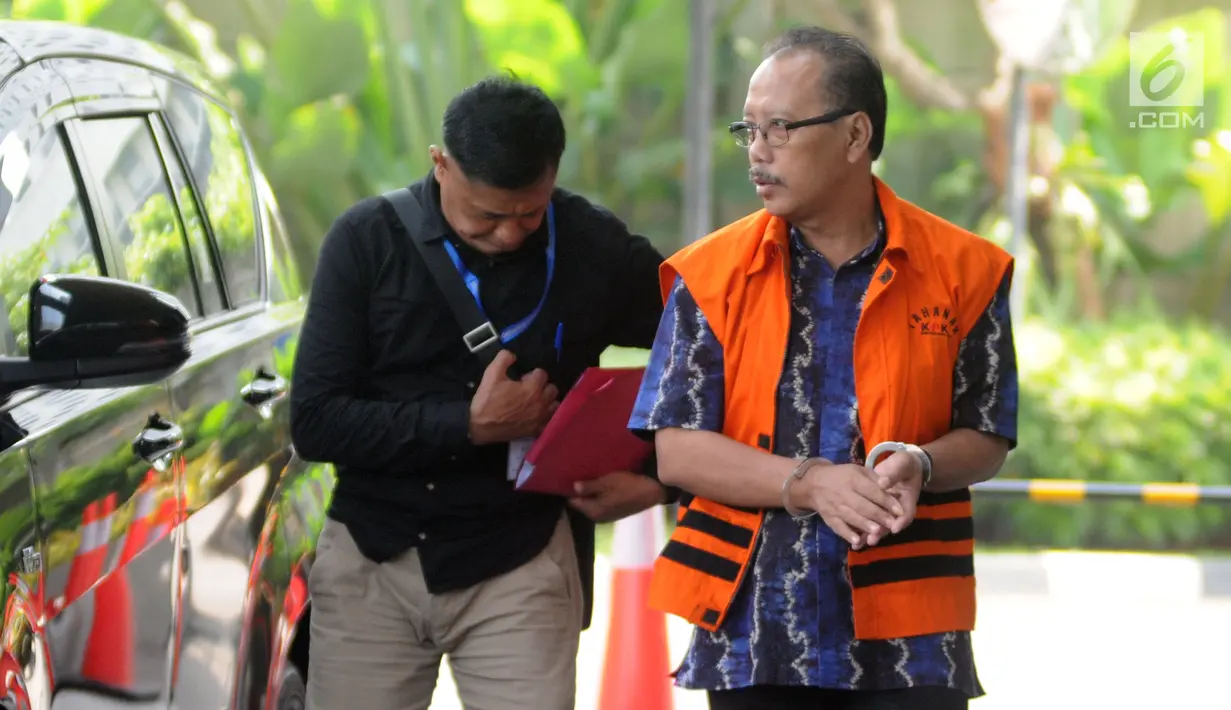 Mantan Sekretaris Daerah Kota Malang Cipto Wiyono (kanan) tiba di Gedung KPK, Jakarta, Kamis (16/5/2019). Cipto Wiyono diperiksa sebagai tersangka terkait kasus dugaan suap Anggaran Pendapatan dan Belanja Daerah (APBD) Kota Malang TA 2015. (merdeka.com/Dwi Narwoko)