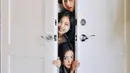 Rose juga mengunggah foto yang tak kalah menggemaskannya. Melihat empat anggota Blackpink berjajar mengintip pintu, bukankan mereka terlihat sangat cute? (Foto: Instagram/ roses_are_rosie)
