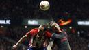 Pemain Arsenal, Hector Bellerin (kanan) dan pemain Atletico, Diego Godin melakukan duel  pada semifinal Liga Europa di Wanda Metropolitano stadium, Madrid, (3/5/2018). Atletico menang 1-0. (AP/Francisco Seco)