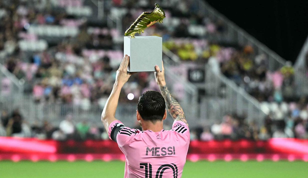 Penyerang Inter Miami asal Argentina, Lionel Messi, berpose dengan trofi MLS Golden Boot menjelang pertandingan playoff Major League Soccer (MLS) melawan Nashville SC di Chase Stadium, Fort Lauderdale, Florida, Amerika Serikat pada 24 Oktober 2025 waktu setempat atau Sabtu (25/10/2025) pagi WIB. (CHANDAN KHANNA/AFP)