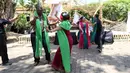 Para delegasi ikut menari pada pertunjukkan budaya nusantara di arena Pertemuan Tahunan IMF - World Bank 2018 di Nusa Dua Bali, Jumat (12/10). BeKraf dan LPS menyajikan beragam seni dan budaya Nusantara. (Liputan6.com/Angga Yuniar)