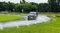 Bridgestone Turanza 6 dites di lintasan basah. (Liputan6.com / Septian Pamungkas)