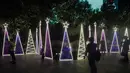 Jakarta Light Festival dijadwalkan berlangsung hingga Sabtu 27 Desember 2025 setiap pukul 18.00 hingga 22.00 WIB. Tampak dalam foto, warga menikmati suasana Jakarta Light Festival 2025 di sekitar Bundara Hotel Indonesia, Jakarta, Selasa (23/12/2025). (Kapanlagi.com/Budy Santoso)