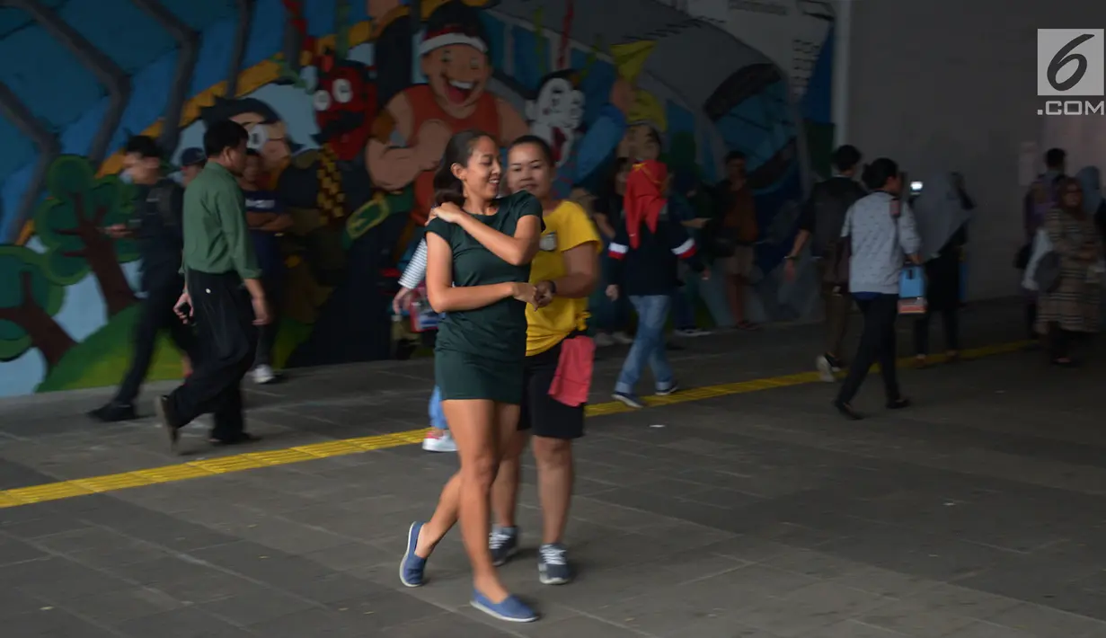 i Salsa menari di terowongan Kendal, Jakarta, Jumat (28/6/2019). Aksi komunitas salsa ini dilakukan untuk menghibur para pejalan kaki yang melintas di terowongan dekat Stasiun Sudirman tersebut. (Merdeka.com/Imam Buhori)