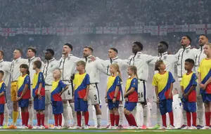 Gary Neville Pertanyakan Keputusan Thomas Tuchel Tak Mainkan Kobbie Mainoo Saat Lawan Argentina