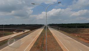 Jalan Tol Cipali (Cikampek - Palimanan) memiliki dua lajur disetiap jalurnya di Palimanan, Cirebon, Jawa Barat, Kamis (6/5/2015). Jalan tol sepanjang 116 km ini akan digunakan pada arus mudik. (Liputan6.com/Andrian M Tunay)