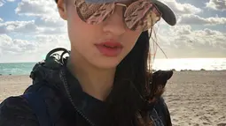 Tampil sporty dengan topi dan busana hitam, pesona Raline Shah semakin terpancar dengan akcamata yang ia kenakan. (Liputan6.com/IG/@ralineshah)
