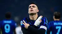 Tiga menit usai turun minum atau pada menit ke-48, Lautaro Martinez berhasil menambah keunggulan untuk Inter Milan lewat aksinya memanfaatkan umpan sepak pojok dari Calhanoglu. Tampak dalam foto, penyerang Inter Milan asal Argentina, Lautaro Martinez melakukan selebrasi usai mencetak gol untuk I Nerazzurri dalam pertandingan pekan ke-17 Serie A Italia melawan Bologna di Stadion San Siro, Milan, Minggu (4/1/2026) waktu setempat atau Senin (5/1/2026) dini hari WIB. (Piero CRUCIATTI/AFP)