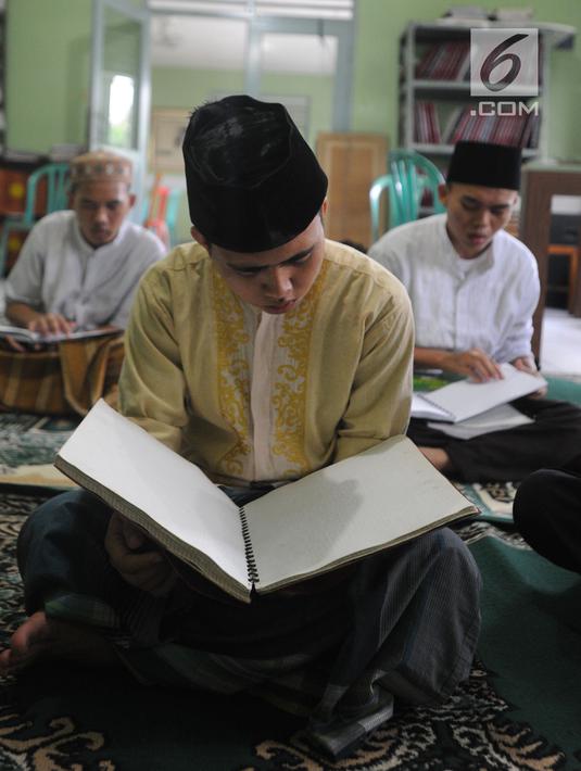Santri tunanetra belajar membaca Alquran braile di Pesantren Raudlatul Makfufin, Serpong, Tangsel, Banten, Rabu (23/5). Selain mencetak Alquran braile, pesantren ini juga memberi pengajaran kepada santri tunanetra. (Merdeka.com/Arie Basuki)