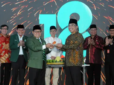 Ketua Umum PKB Muhaimin Iskandar (keempat kiri) bersama para pimpinan partai lain serta perwakilan pemerintah dalam peringatan hari lahir ke-18 Partai Kebangkitan Bangsa di DPP PKB Jakarta, Sabtu (23/7). (Liputan6.com/Helmi Afandi)