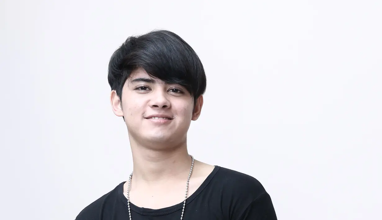 Penampilan baru aktor kelahiran Jakarta 20 tahun silam itu memunculkan banyak reaksi dari para penggemarnya. Banyak netizen melihat penampilan barunya terlihat makin dewasa. Tapi banyak yang memuji ganteng. (Galih W. Satria/Bintang.com)