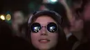 Seorang wanita penggemar band Amerika Alter Bridge menghadiri konser di Rock in Rio Festival di Olympic Park, Rio de Janeiro, Brazil, (22/9). Rock in Rio merupakan salah satu acara musik terbesar di dunia. (AFP Photo/Mauro Pimentel)