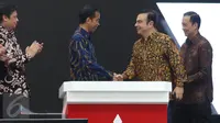 Presiden Joko Widodo berjabat tangan dengan Chairman of the board Mitsubishi Motors Corporation Carlos Ghosn saat meresmikan pengoprasian pabrik baru PT MMKI di GIIC, Cikarang Pusat, Bekasi, Jawa Barat, Selasa (25/4). (Liputan6.com/Angga Yuniar)
