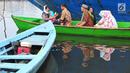 Umat muslim naik perahu menuju dermaga untuk menjalankan Salat Idul Adha 1438 H di kawasan Pelabuhan Sunda Kelapa, Jakarta, Jumat (1/9). Setelah menjalankan salat, umat muslim melakukan penyembelihan hewan kurban. (Liputan6.com/Helmi Afandi)