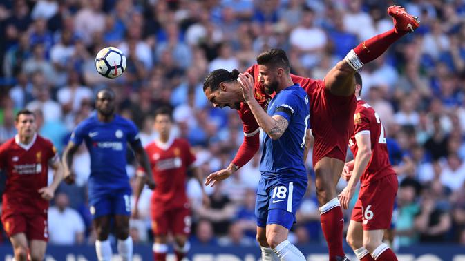 Striker Chelsea, Olivier Giroud, berebut bola dengan bek Liverpool, Virgil Van Dijk, pada laga Premier League di Stadion Stamford Bridge, London, Minggu (6/5/2018). Chelsea menang 1-0 atas Liverpool. (AFP/Glyn Kirk)