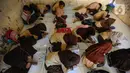 Para siswa di kelas 4 yang berjumlah 34 murid itu harus belajar tanpa kursi dan meja. (merdeka.com/Arie Basuki)