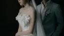 Sang desainer tampak merancang gaun pengantin untuk Shanju yang begitu clean dan modern.  [@elsiechrysila]