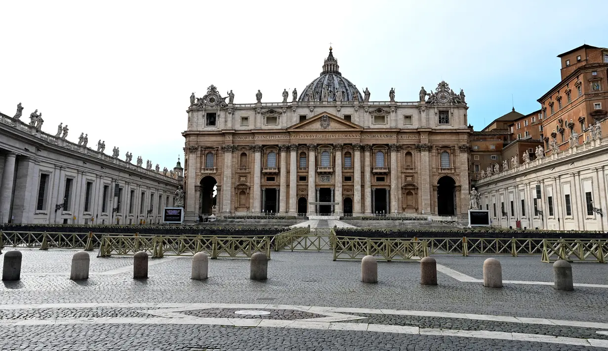 Pandangan umum Lapangan Santo Petrus dan basilika utamanya yang tertutup bagi wisatawan di Vatikan, Selasa (10/3/2020). Vatikan menutup lapangan Santo Petrus dan Basilika Santo Petrus bagi kunjungan wisatawan sampai 3 April untuk menghentikan penyebaran virus corona. (Tiziana FABI/AFP)