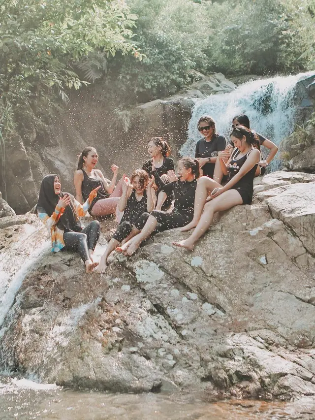 Potret Seru Liburan Ryana Dea dan Syahnaz Sadiqah di Curug. (Sumber: Instagram/ryana_dea)