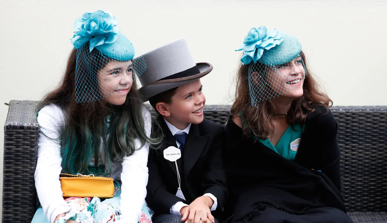 Chase Spranklin (tengah) bersama Aly Oraeno (kiri) dan Olivia Manzanero asal Amerika Serikat mengenakan topi atau fascinator unik saat menghadiri ajang pacuan kuda Royal Ascot di Ascot, Inggris, Selasa (18/6/2019). (AP Photo/Hibah Alastair)