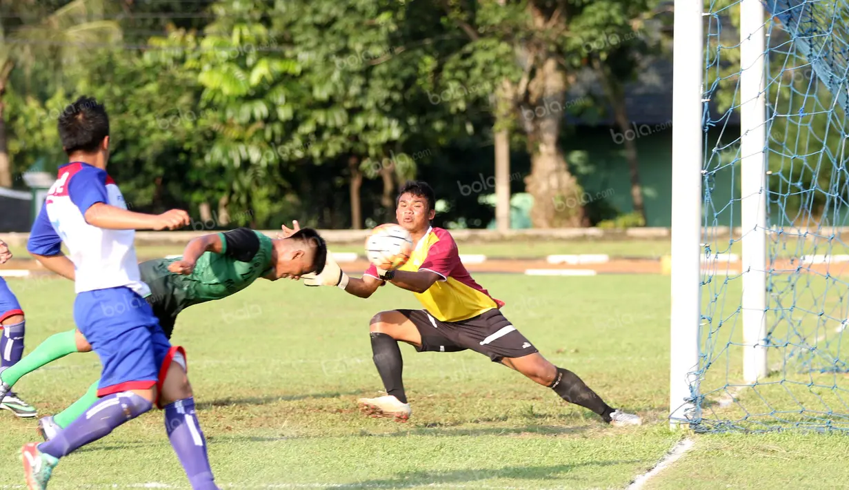 Pemain PS TNI, Tambun Naibaho mencoba menceatk gol dengan sundulan ke gawang Uni Papua pada laga uji coba di Mako Kostrad, Cilodong, Jawa Barat, (14/7/2016). PS TNI menang 8-1. (Bola.com/Nicklas Hanoatubun)