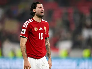 Pemain Hungaria, Dominik Szoboszlai, tak kuasa menahan tangis setelah ditaklukkan Irlandia dalam pertandingan Grup F Kualifikasi Piala Dunia 2026 di Stadion Puskas Arena, Budapest, Senin (17/11/2025) dini hari. (AP Photo/Denes Erdos)