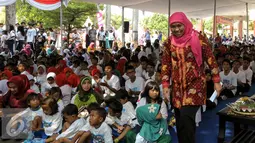 Mensos Khofifah saat akan memberikan sambutan peluncuran Telepon Pelayanan Sosial anak (TePSA) di Panti Sosial Marsudi Putra Handayani, Jakarta, Kamis (6/8/2015). Peluncuran TePSA dalam rangka peringati Hari Anak Nasional 2015. (Liputan6.com/Yoppy Renato)