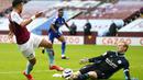 Kiper Leicester City, Kasper Schmeichel, berebut bola dengan pemain Aston Villa, Trezeguet, pada laga Liga Inggris di Stadion Villa Park, Minggu (21/2/2021). Leicester City menang dengan skor 1-2. (AP Photo/Tim Keeton, Pool)