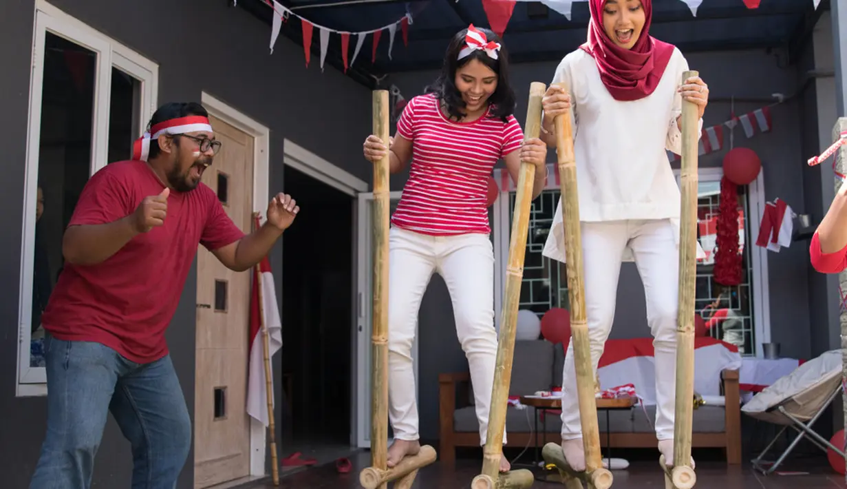 11. Eggrang
Lomba ini dibutuhkan keyakinan dan kepercayaan diri tinggi agar bisa berhasil, dan karakter ini cocok dengan Aquarius. Aquarius yang kurang bisa berjaya di lomba yang membutuhkan kerja sama kelompok sangat cocok dengan lomba egrang. (Odua Images/Shutterstock)