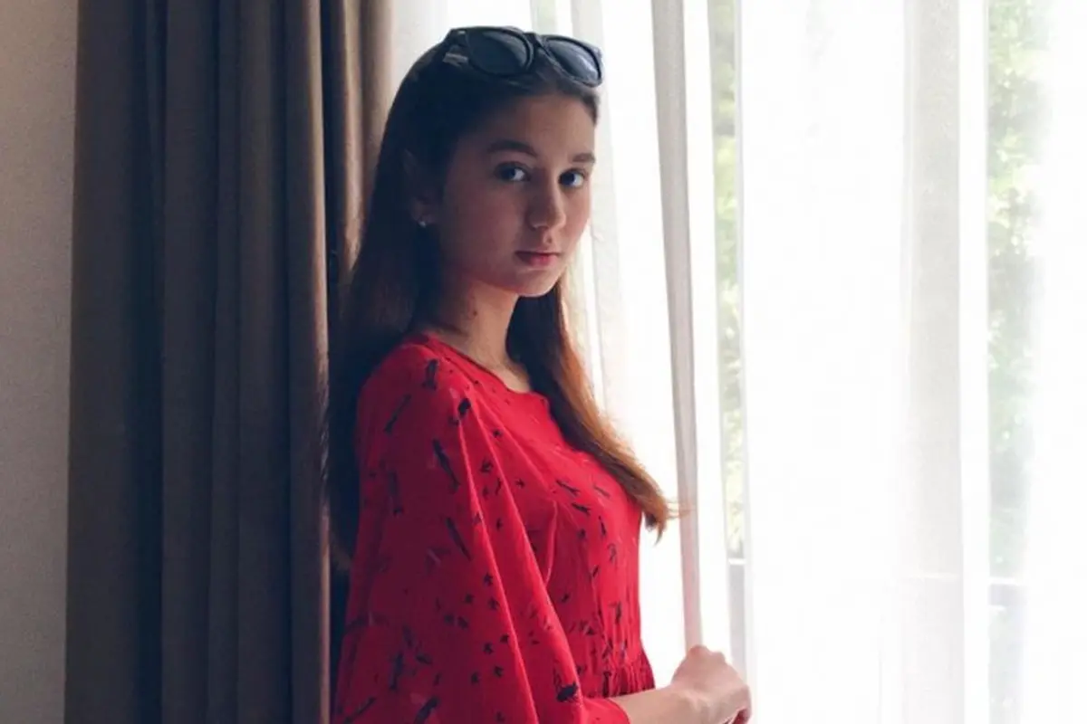 FOTO: Gaya Zoe Abbas Jackson Pakai Outfit Merah, Tampil Menawan