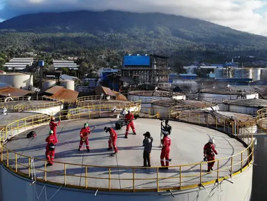 Band rock Boomerang tampil di atas silo kilang Wilmar International di Bitung, Sulawesi Utara, Selasa (25/9). Boomerang dan aktivis Greenpeace menduduki silo Wilmar. (Dhemas Reviyanto, Nugroho Adi Putera, Jurnasyanto Sukarno/Greenpeace Southeast Asia/AFP)