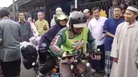 Pasutri asal Purwokerto, Jawa Tengah berangkat haji naik sepeda ontel. (Foto: Liputan6.com/Tangkapan Layar Video)