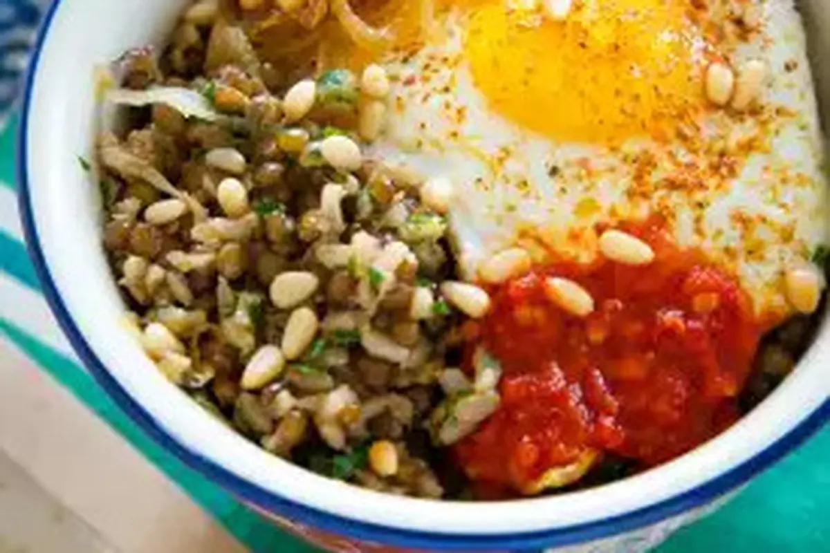 Resep Makan Sahur Bergizi: Rice Bowl dengan Lentil, Bawang Karamel, dan Telur Ceplok