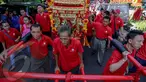 Sejumlah umat Tionghoa menggelar acara Gotong Tua Pe Kong di Kelenteng Kong Miao, Jakarta, Minggu (20/04/14). (Liputan6.com/Faizal Fanani)