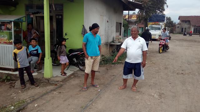 Atang, salah satu saksi hidup kedigdayaan si Gomar dan si Kuik menunjukan bekas rel kereta di Stasiun Cikajang