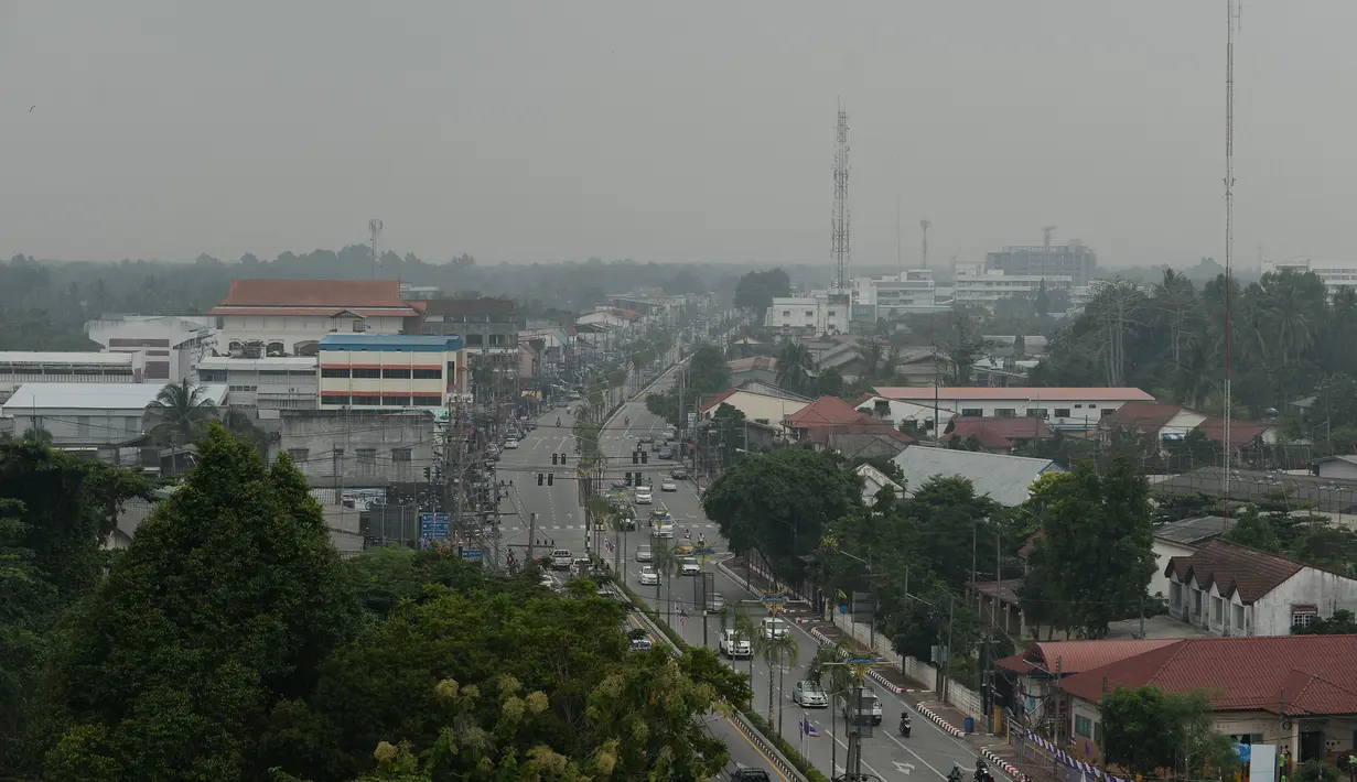 Suasana lalu lintas yang diselimuti kabut asap di provinsi Narathiwat di Thailand selatan (20/9/2019). Kabut asap akibat kebakaran hutan dan lahan di Indonesia kini dilaporkan mulai masuk ke Thailand bagian selatan. (AFP Photo/Madaree Tohlala)