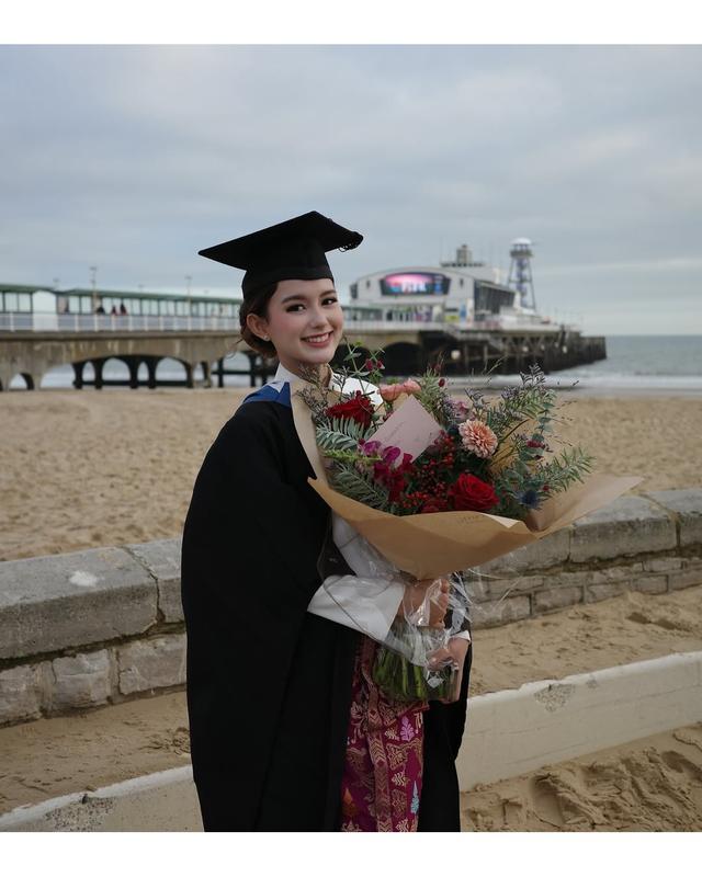 6 Momen Sarah Menzel saat wisuda, anggun pakai kebaya putih