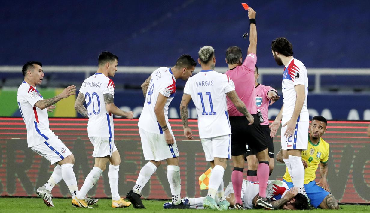 Namun, keberhasilan Brasil lolos ke semifinal diwarnai kartu merah Gabriel Jesus. Dia diusir dari lapangan hanya dua menit setelah gol pembuka Lucas Paqueta. (AP/Silvia Izquierdo)