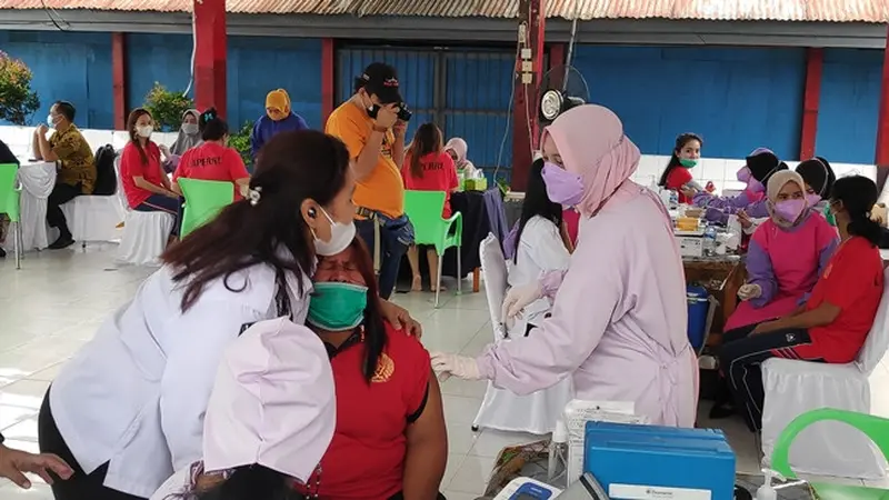 Seorang warga binaan di Lapas Perempuan Pekanbaru menangis ketika disuntik vaksin Covid-19.