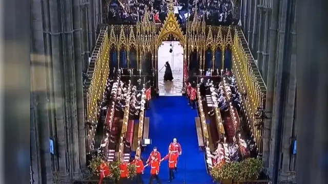 Warganet Salfok dengan Penampakan Sosok Jubah Hitam Mirip Grim Reaper di Penobatan Raja Charles III