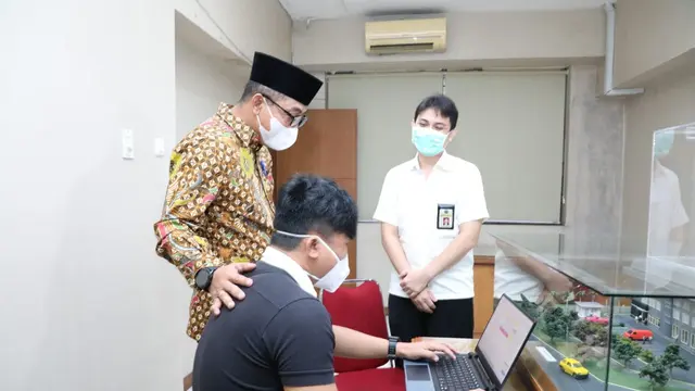 Direktur Jenderal Pajak Suryo Utomo saat memantau pelaporan SPT Tahunan Pajak di KPP Pratama Jakarta Palmerah, Kamis (31/3/2022). Dok DJP