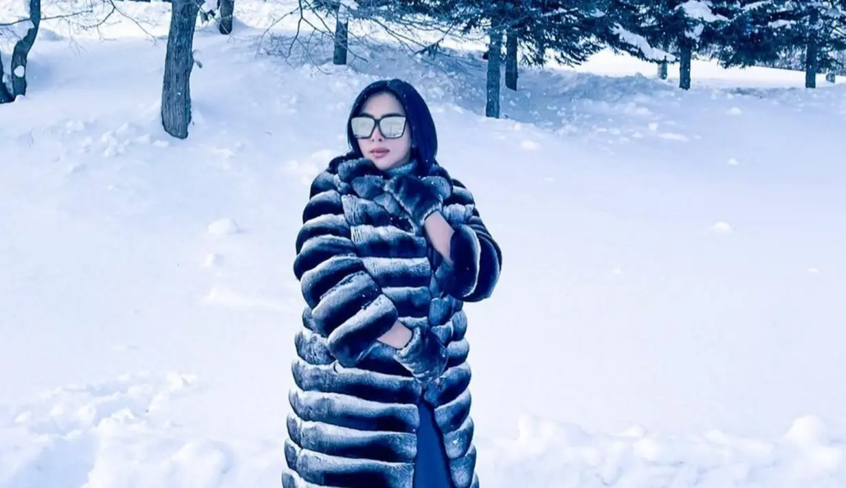 Syahrini nampaknya juga memiliki banyak koleksi mantel bulu. Mulai dari mantel bulu berbentuk jaket pendek, hingga jaket yang panjang ia tampilkan saat membagikan potret OOTD-nya. (Liputan6.com/IG/princessyahrini)