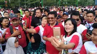 Bakal calon Gubernur Sumut, Djarot Saiful Hidayat, menarik perhatian warga saat Kirab Kebangsaan dan Jalan Sehat di Kota Medan. (Liputan6.com/Reza Efendi)