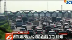 Membludaknya volume kendaraan pada libur panjang ini diperparah dengan lambatnya transaksi di gardu tol.