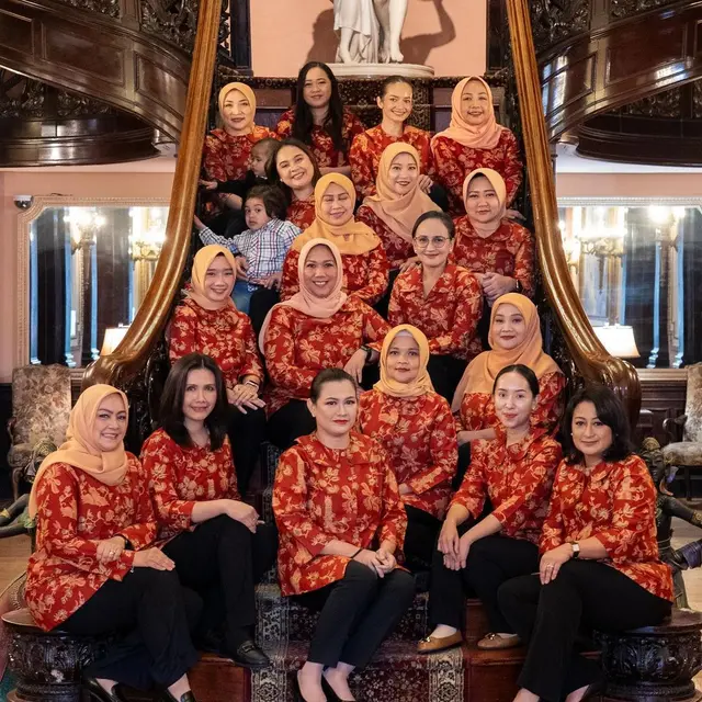 6 Potret Enzy Storia Pakai Seragam Dharma Wanita di Washington DC Ini Curi Perhatian