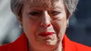 Perdana Menteri Inggris Theresa May menangis saat mengumumkan pengunduran dirinya di luar 10 Downing street di pusat London (24/5/2019). Theresa May mengumumkan dirinya akan mundur pada 7 Juni mendatang. (AFP Photo/Tolga Akmen)