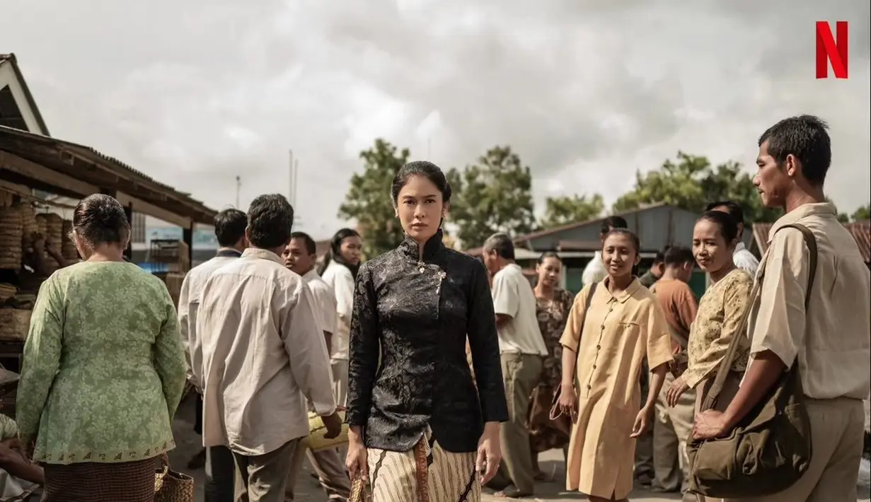 Salah satu poster film Gadis Kretek memperlihatkan Dian Sastro yang dibalut kebaya Janggan. Kebaya ini biasanya memiliki warna gelap, seperti hitam dan detail kerah, serta kancing yang khas, yaitu di bagian atas dekat leher. [Foto: Instagram/therealdisastr]