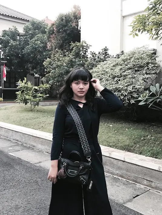 Seperti yang satu ini misalnya, Amel begitu cantik dengan long dress hitamnya. Pesonanya tampilannya sangat sederhana namun cantik dan pas untuk anak seumurannya. (Instagram/amelcarla)