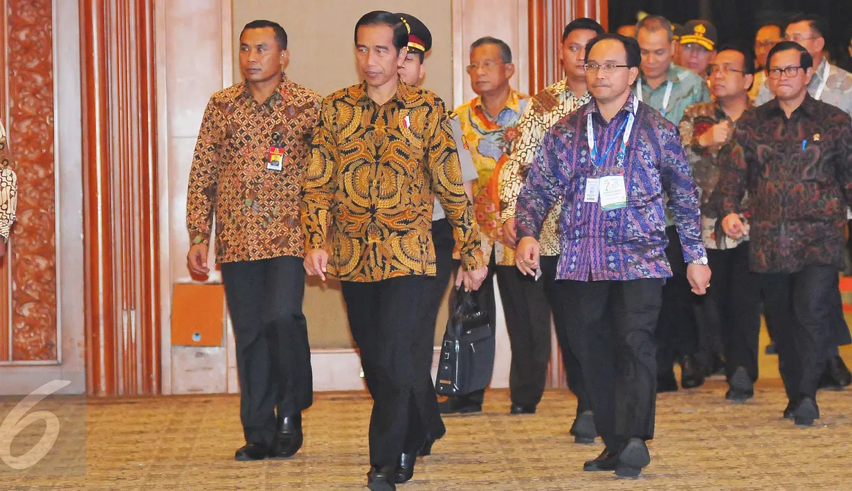 Presiden Joko Widodo tiba menghadiri pembukaan Kompas 100 CEO Forum di Jakarta Convention Center (JCC), Kamis (24/11). Forum tersebut menjadi ajang dialog para pemimpin perusahaan setingkat Chief Executive Officer (CEO)‎. (Liputan.com/Angga Yuniar)