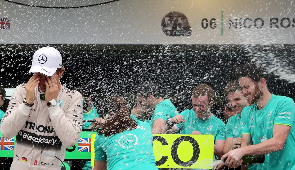 Pesta kemenangan Nico Rosber dan Lewis Hamilton di garasi tim Mercedes di Sirkuit Interlagos, Sao Paulo, Brasil, Senin (16/11/2015) dini hari WIB (Reuters/Paulo Whitaker)